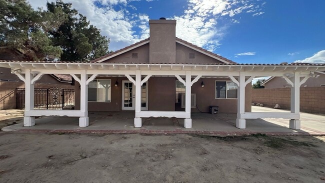 Building Photo - (APPLICATION PENDING) East Lancaster Home