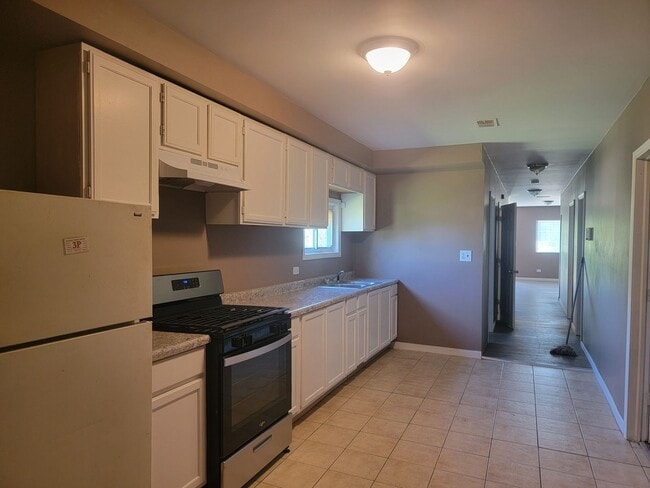 Building Photo - Charming 3BR Duplex in Harvey
