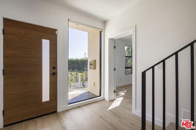 Building Photo - 2651 Vineyard Ave