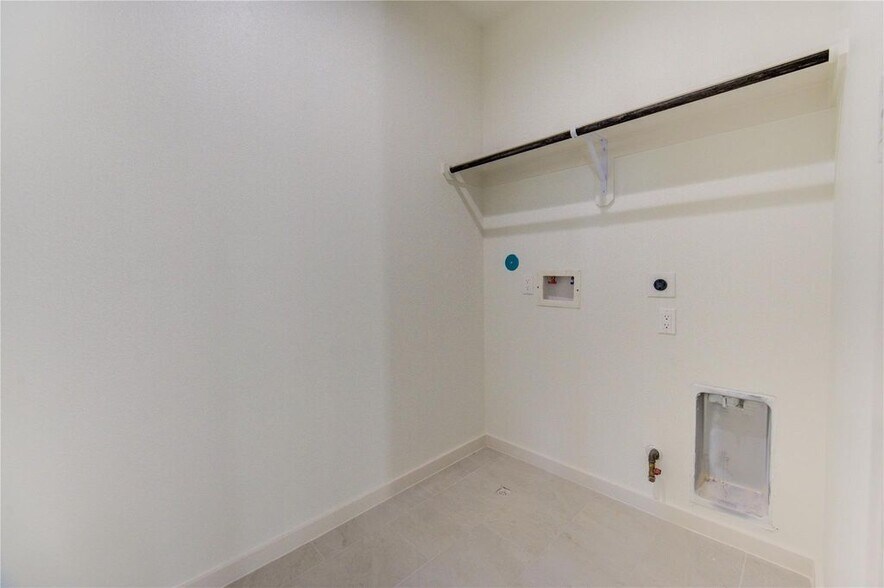Building Photo - 2920 El Fenice Ln