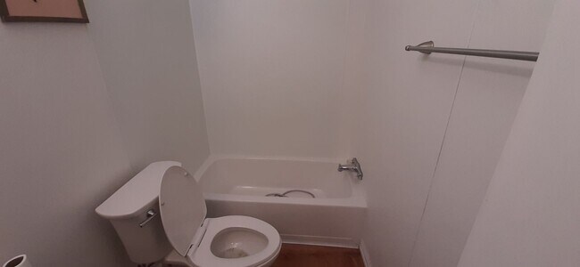 Building Photo - 261 Romance Rd