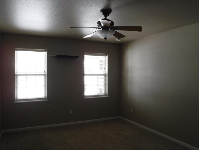 Building Photo - 441 Country Club Ln