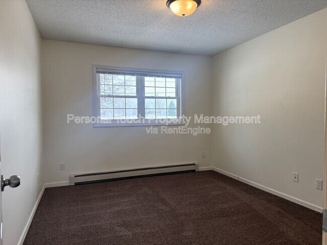 Building Photo - 912-18 1/2 18 1/2 St S