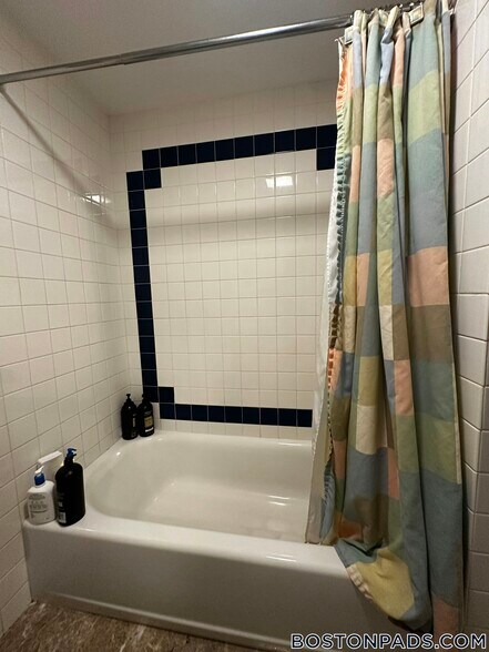 Building Photo - 140 Kenrick St