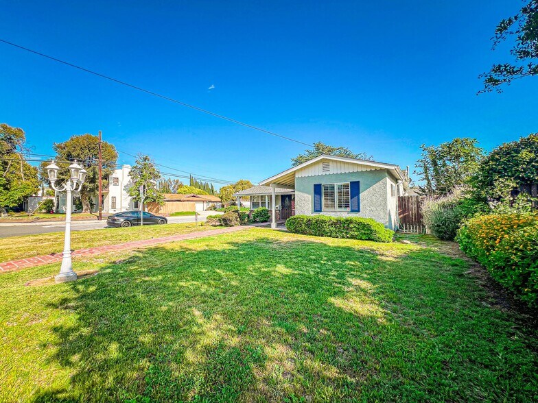 Building Photo - 9856 La Rosa Dr
