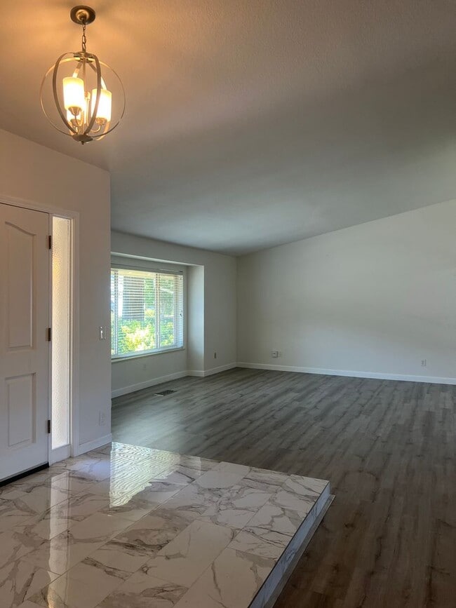 Building Photo - 142 Hillview Dr