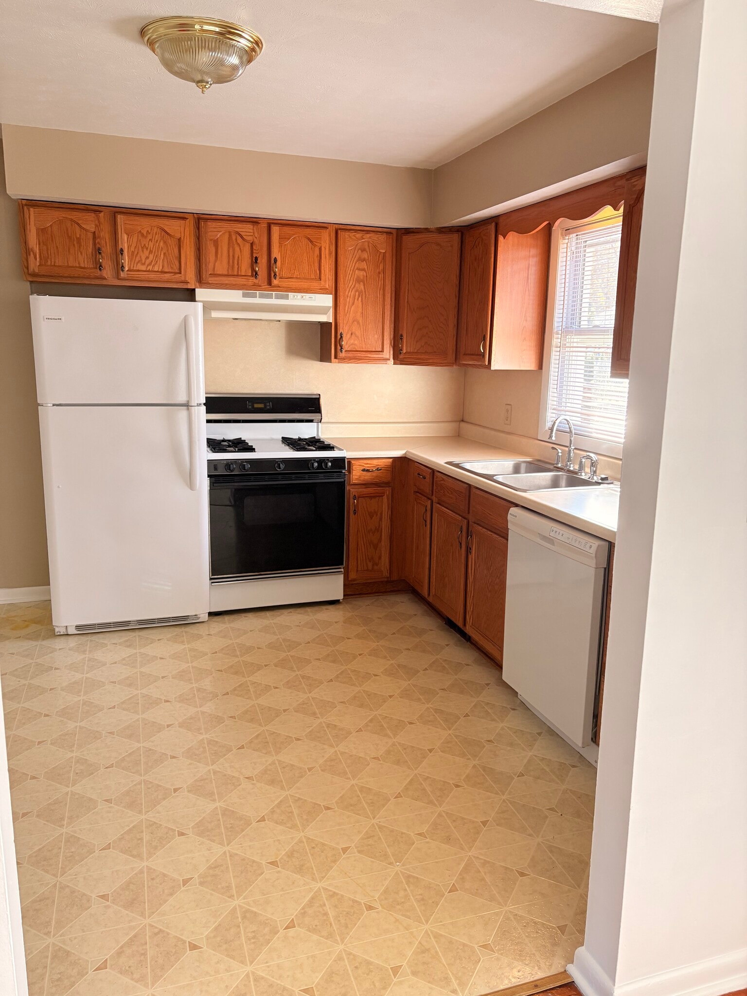 Building Photo - 1436 North Rd SE