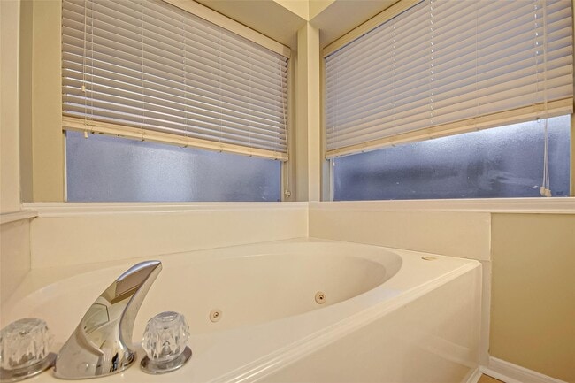 Building Photo - 4611 Summer Lakes