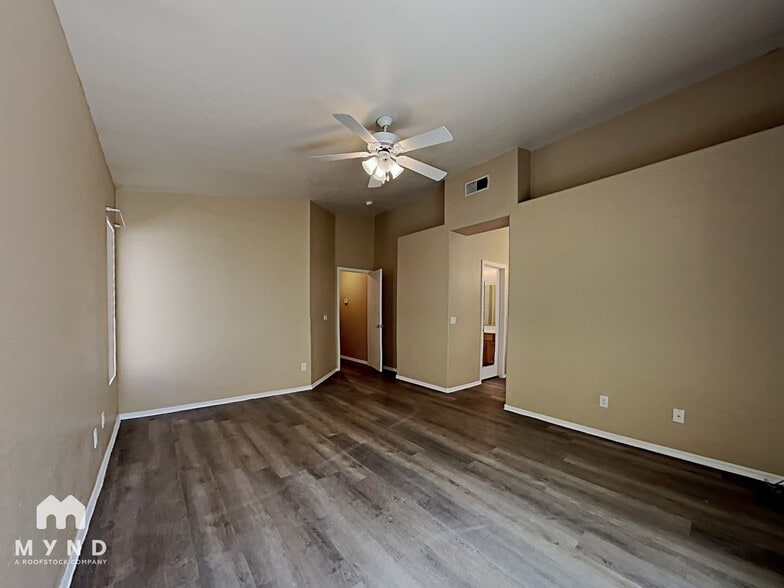 Building Photo - 685 E Cantebria Dr