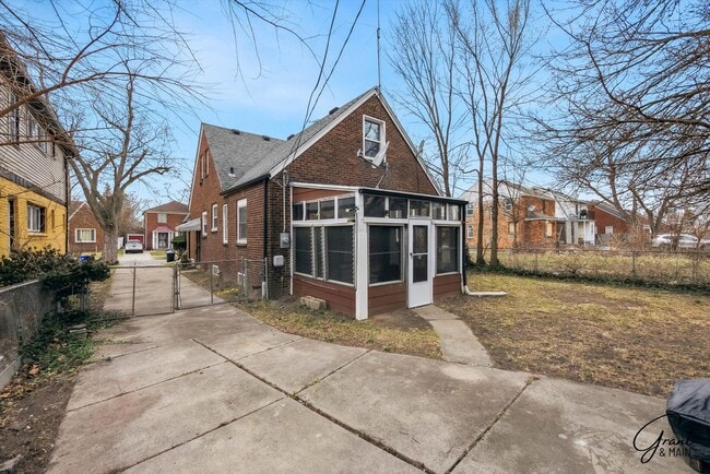 Building Photo - 3 bedroom bungalow $1500