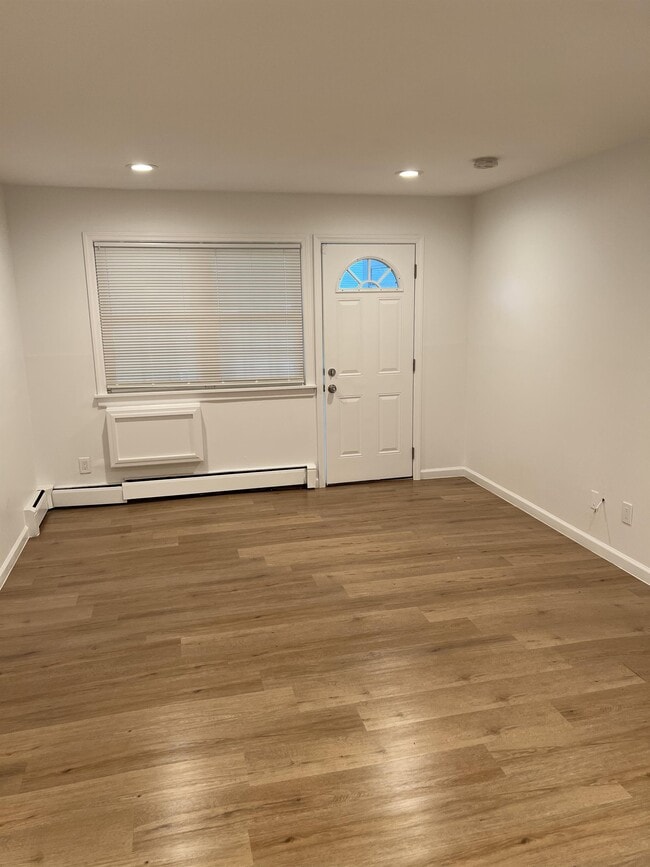 Building Photo - 9B Hemlock Dr