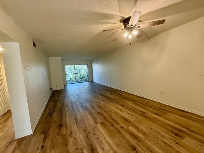 Building Photo - Dunedin 55+ 2/1 Condo