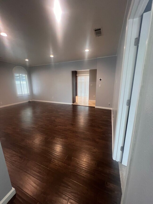 Building Photo - Beautiful 3 Bed / 2 Bath Home with Detached Bonus Space
