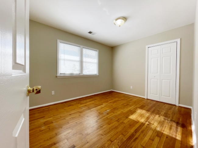 Building Photo - 120 Tulip Dr
