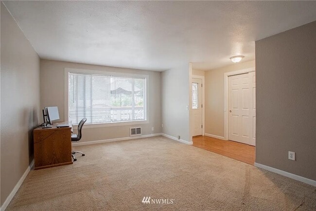 Building Photo - 3 Bed 2 Bath Graham Home w/ Beautiful Kitc...