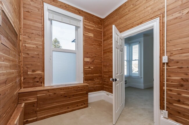 Building Photo - 3 Bed / 2 Bath pet friendly large and sunny unit on 24th St in Noe Valley. YouTube tour!