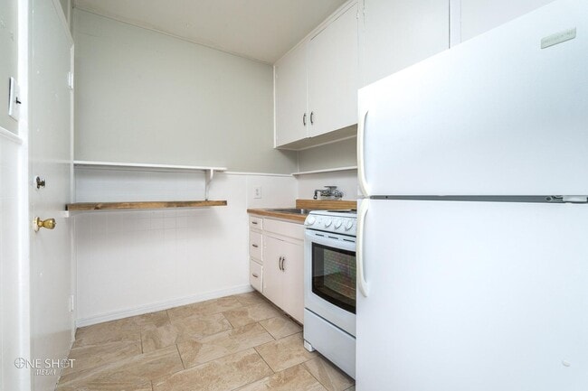 Building Photo - 1725 Ave D