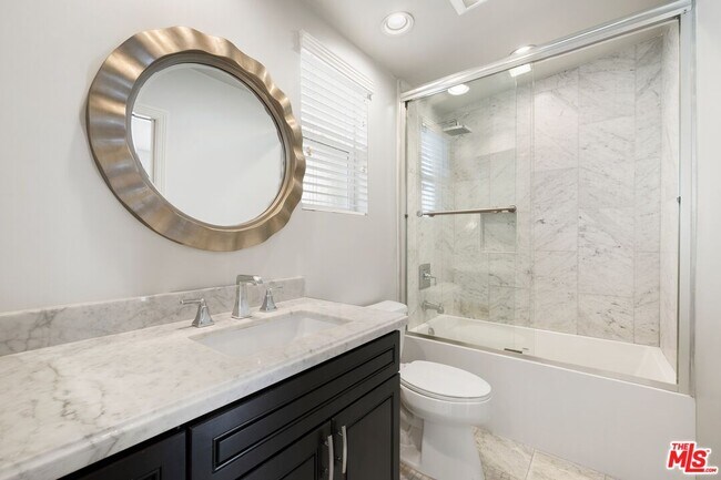 Building Photo - 120 S Poinsettia Pl