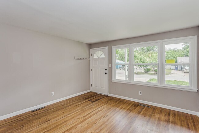 Building Photo - Three Bed for March move in!