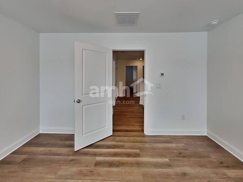 Building Photo - 1048 Highland Walk