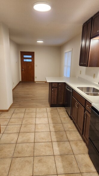 Building Photo - 609 Rose St