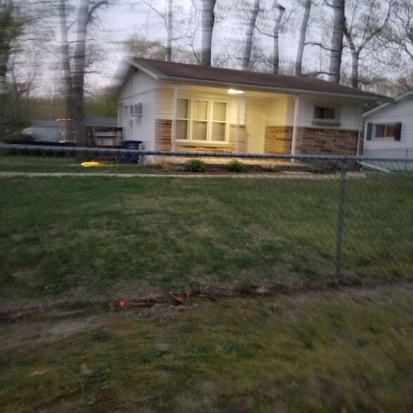 Building Photo - 332 Dennis Ave