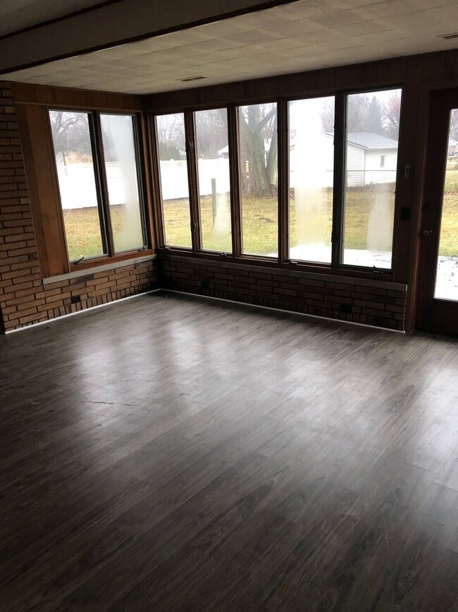 Building Photo - 3 Bedroom/1 Bath - Near Hoosier Park Racing and Casino