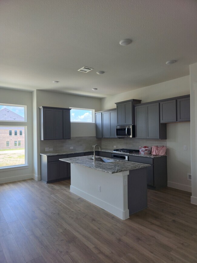 Building Photo - 808 Meadowcrest Dr
