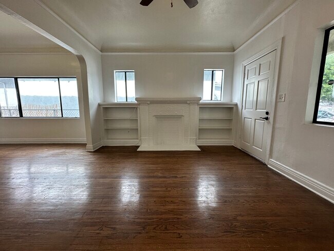 Building Photo - 1053 Dundas St