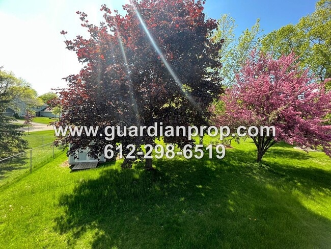 Building Photo - Woodbury House Available July 1st, Meticulously Maintained, Lower Family Room, Back Deck, Pool Ac...