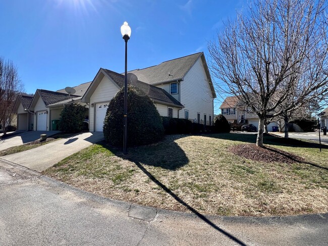 Building Photo - 3-Bed, 3-Full Bath, End Unit, 1-Car Garage!