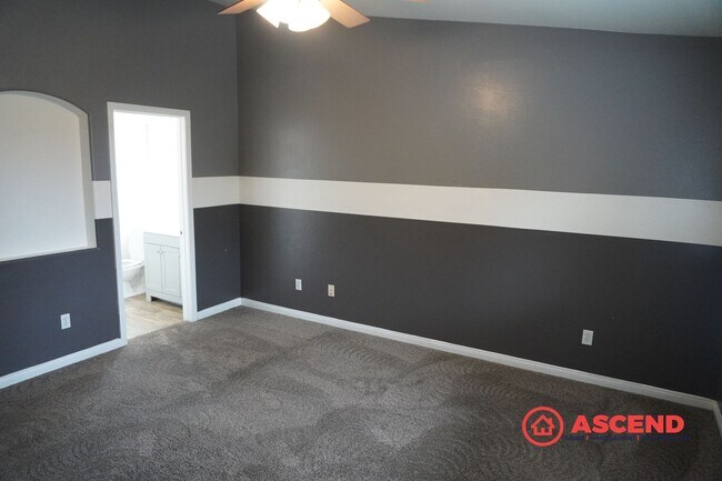 Building Photo - North Bakersfield 3 Bed + Den | Spacious Yard