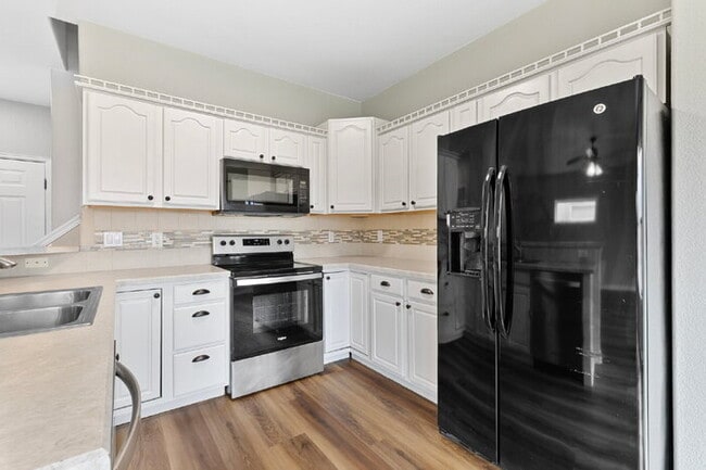 Building Photo - Updated Townhome with Views – Minutes to P...