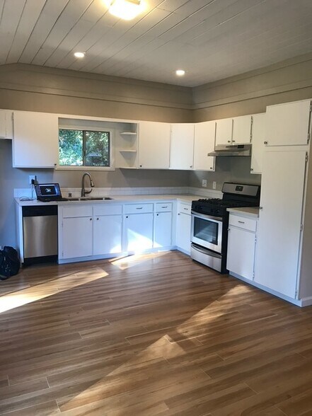 Kitchen Fridge Not Pictured - 13131 Oak St