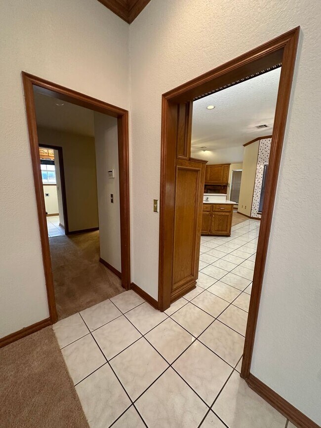 Building Photo - 4 Bed, 2.5 Bath Brick home with 2 car garage