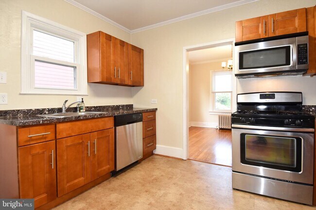 Building Photo - 930 N Danville St