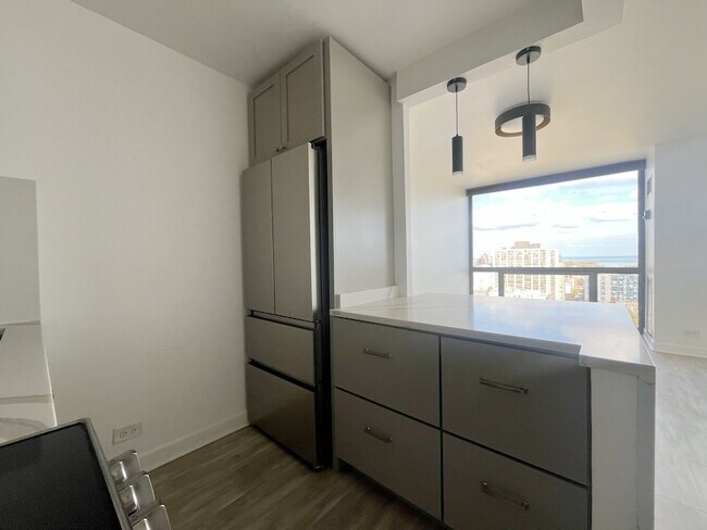 Building Photo - 4343 N Clarendon Ave