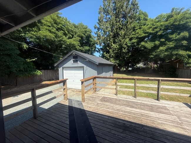 Building Photo - 3 Bed 1 Bath Newly Remodeled Pet Free Home...