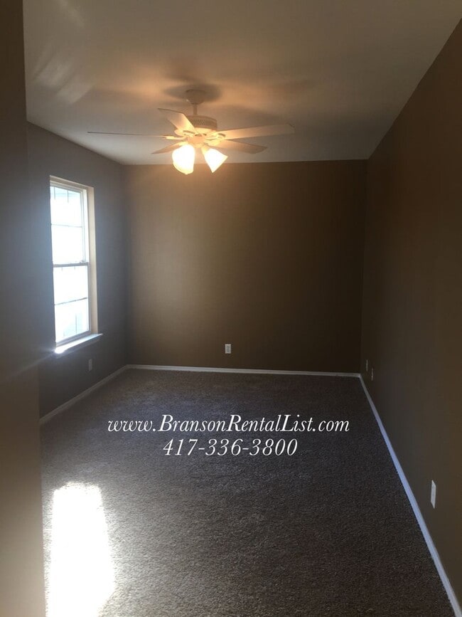 Building Photo - Large 5 Bedroom with lawn care and a community pool