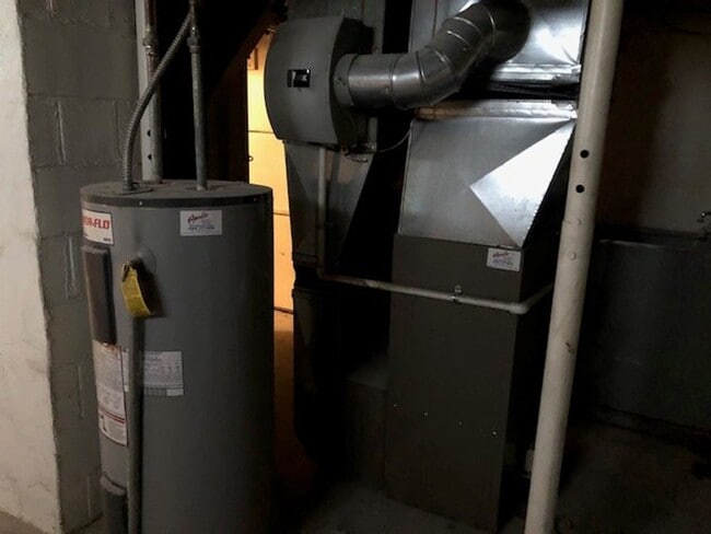 Building Photo - Great 4 Bedroom Home In Harper Woods