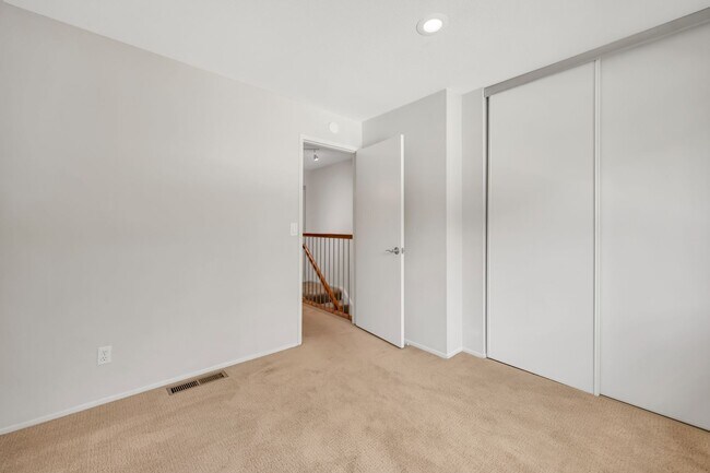 Building Photo - Spacious 4-Bedroom, 2.5-Bath Townhouse Clo...