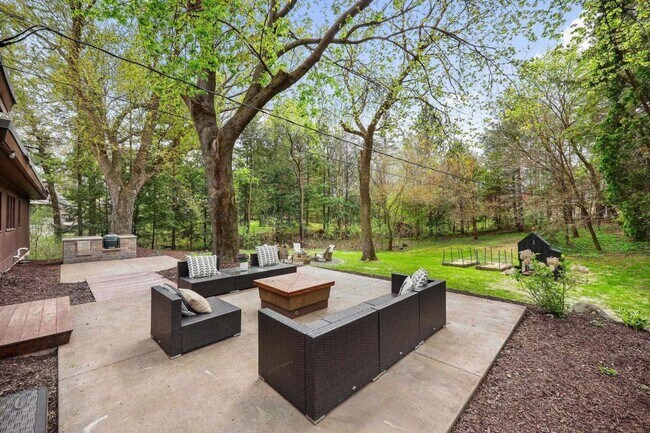 Building Photo - Mid-Century Home