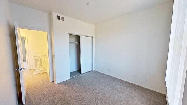 Building Photo - 1002 Reggio Aisle