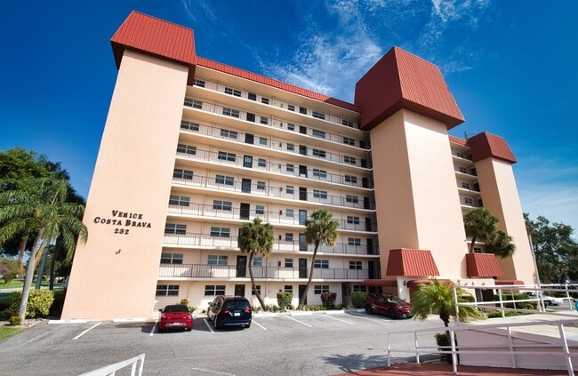 Building Photo - Annual Unfurnished Venice Island Condo – Costa Brava