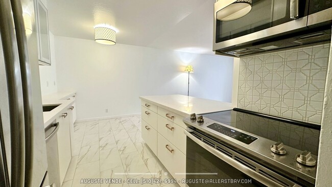 Building Photo - Beautifully Renovated Condo in Prime Location