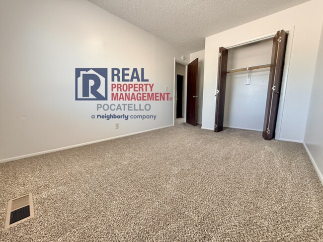 Building Photo - 3 bedroom 1.5 bath townhouse - 2 car carport