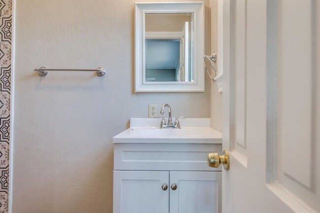Building Photo - Move in specials available!