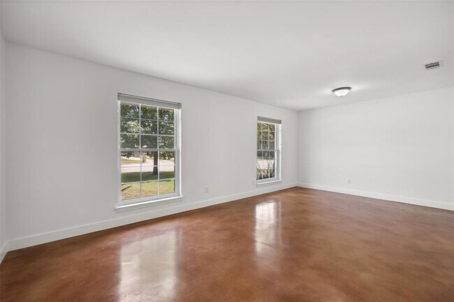Building Photo - 7202 Squirrel Oak Cir