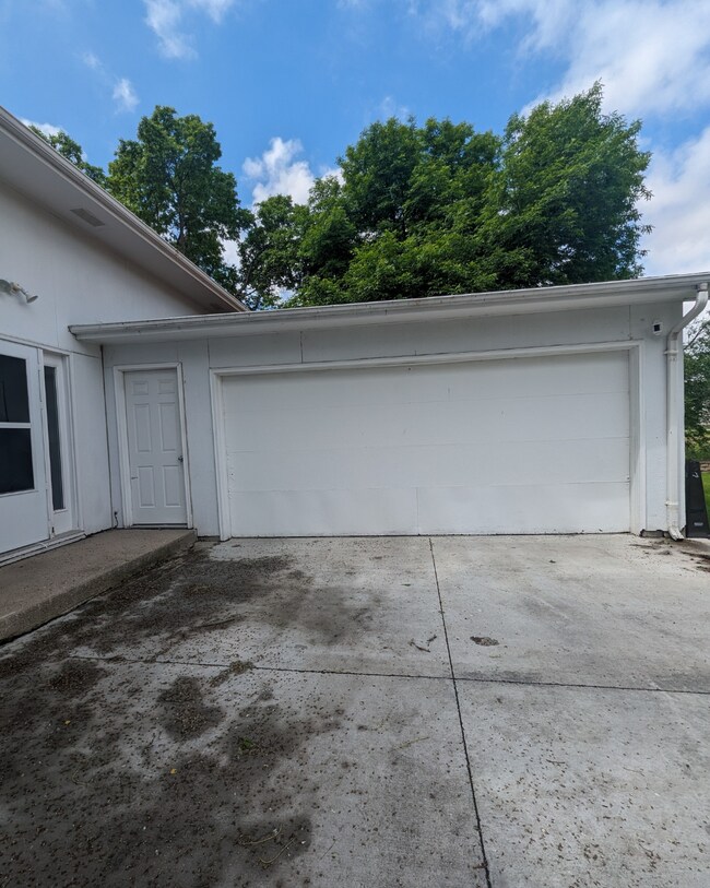 shared garage w upper unit - 715 21st St S