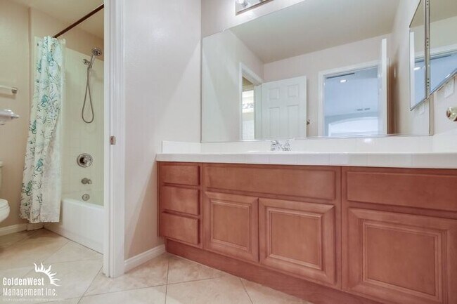 Building Photo - Gorgeous 4Bdm 2.5Ba Two-Story Home in San ...